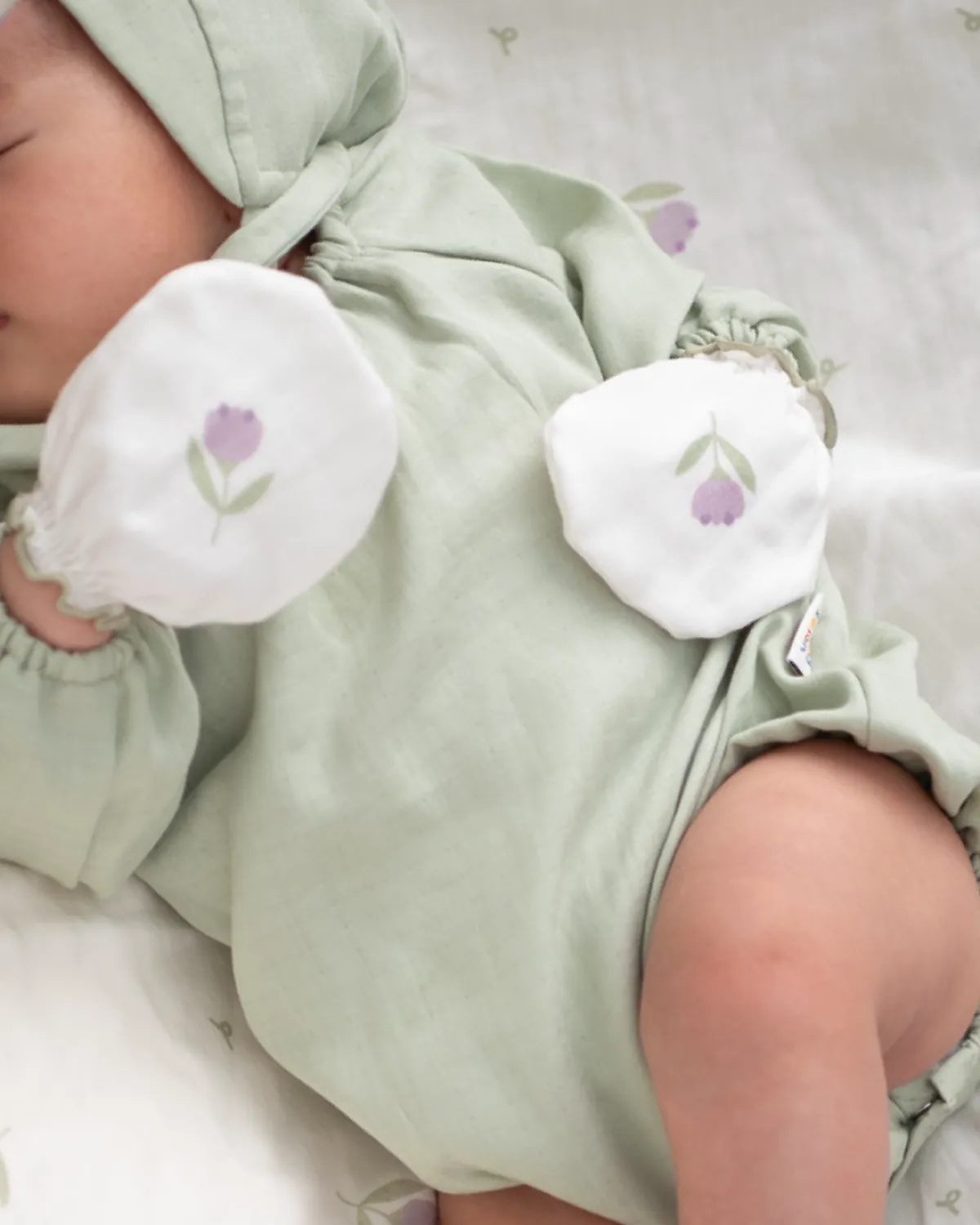 Newborn Baby Mittens & Socks 4